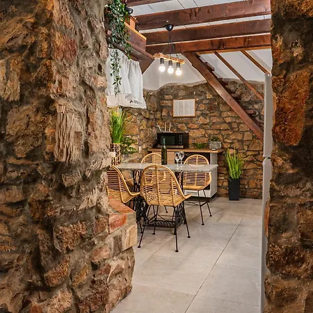 House Vuki * Nedescina