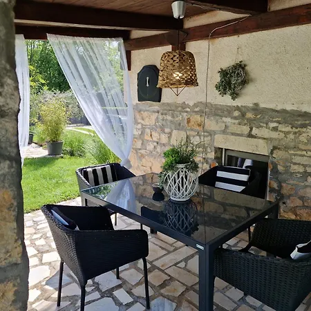 Nyaraló House Vuki *